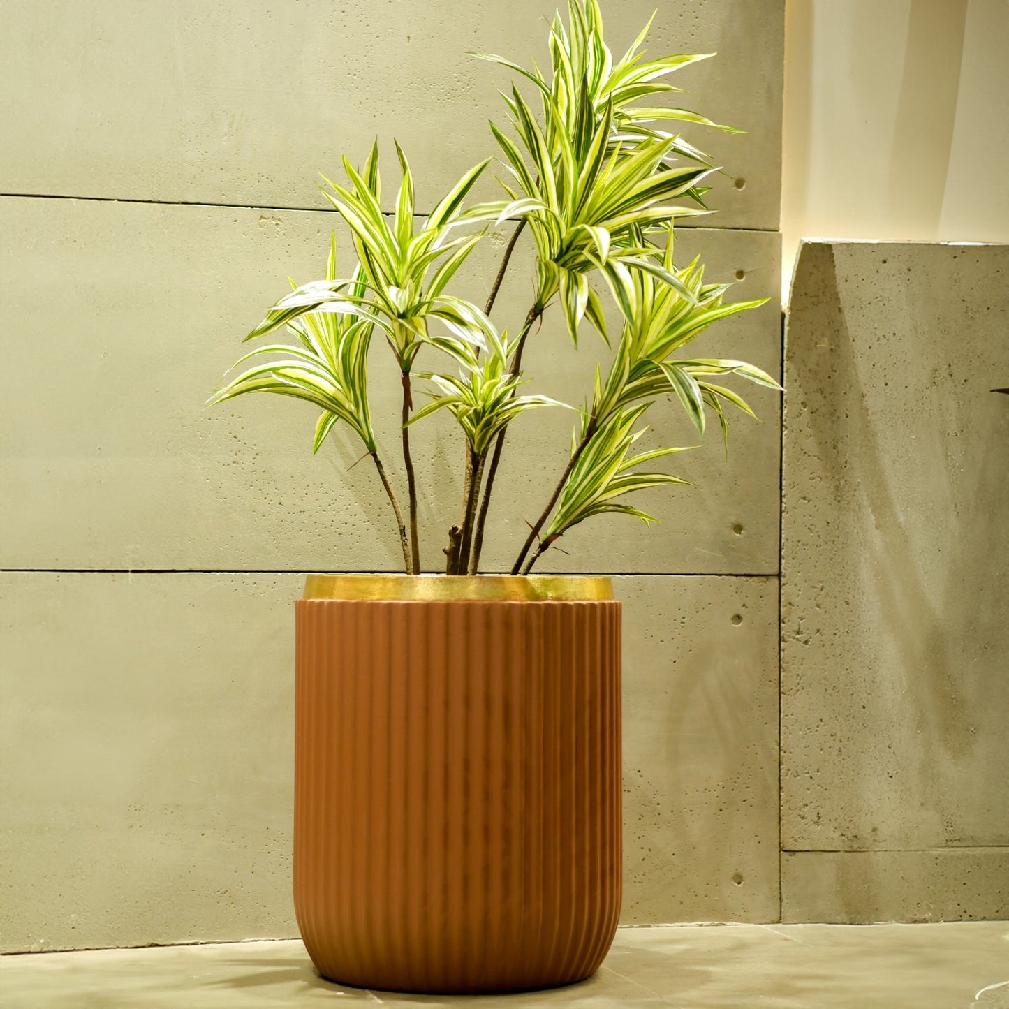 Windsor Planter Large (Camel With Rim In
Gold Foil)