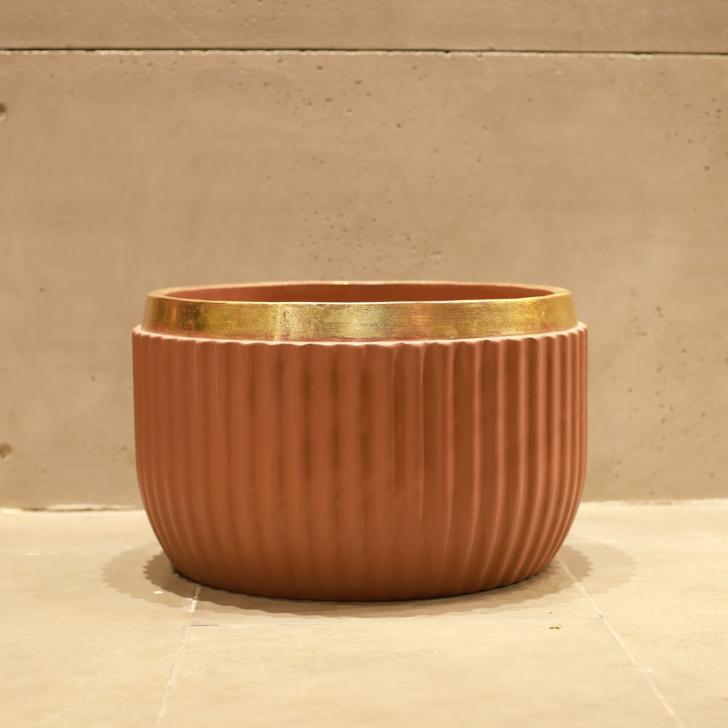 Windsor Planter Small (Camel With Rim In
Gold Foil)