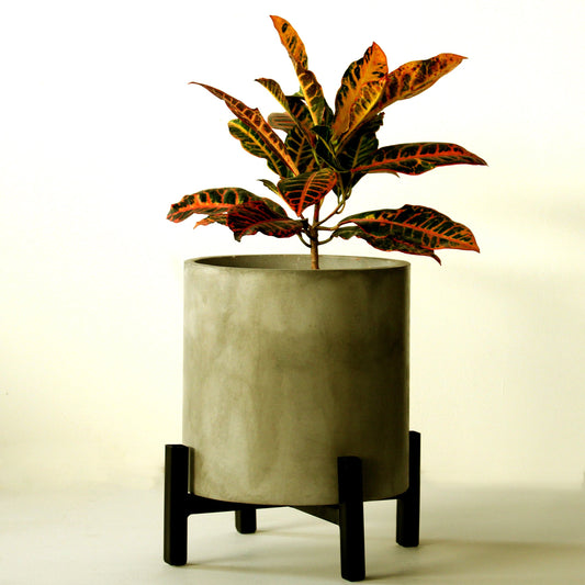 York Planter With Metal Stand