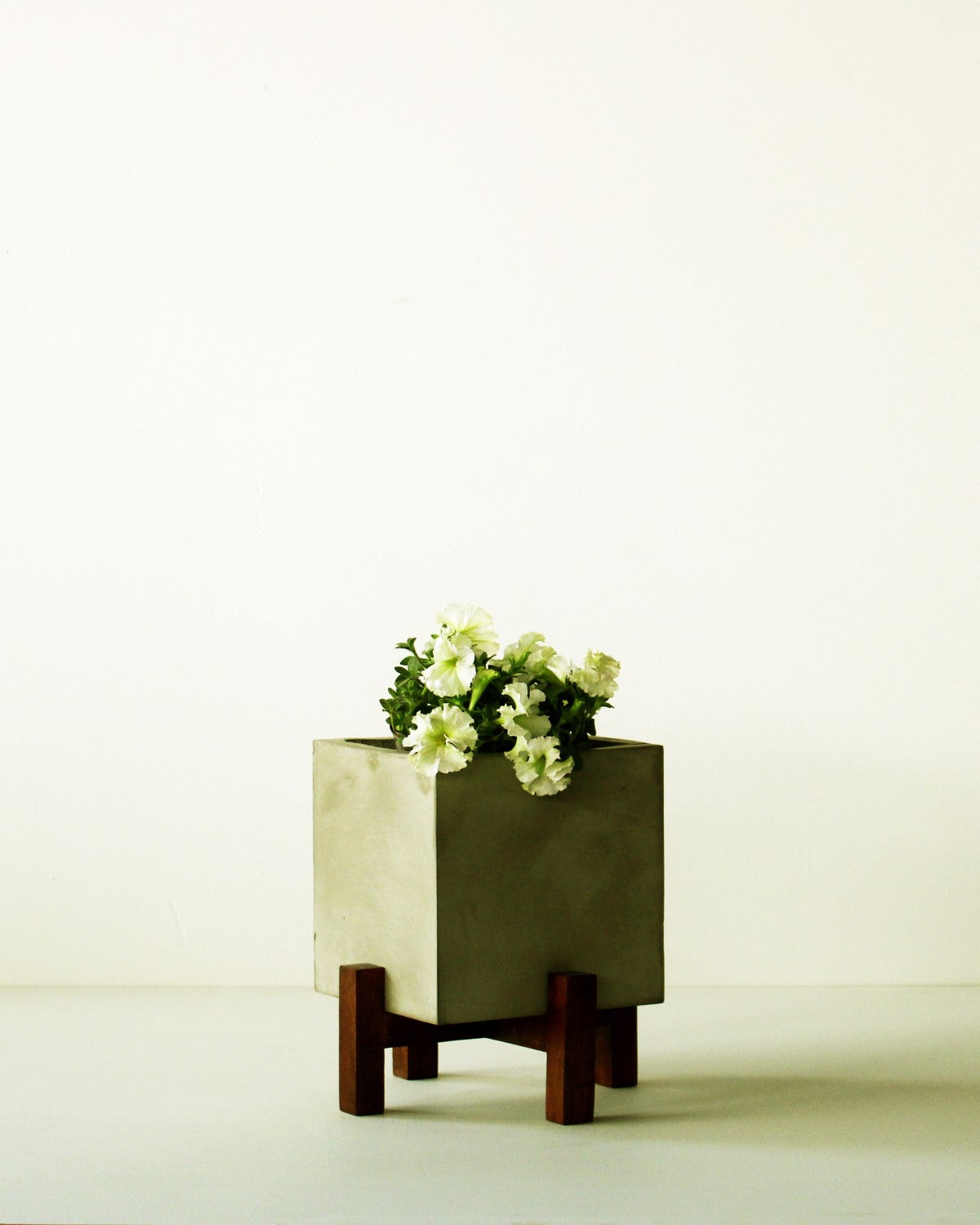 Cornwall Planter With Wood Stand