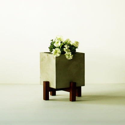 Cornwall Planter With Wood Stand