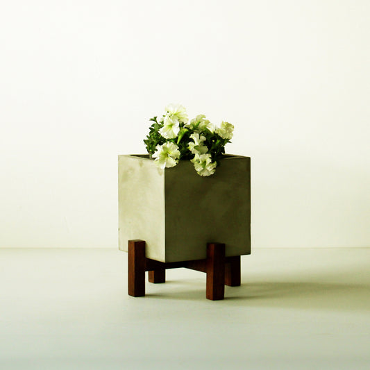 Cornwall Planter With Wood Stand