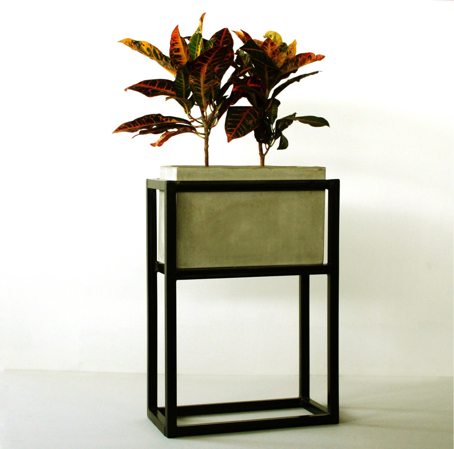 Kent Planter With Metal Stand